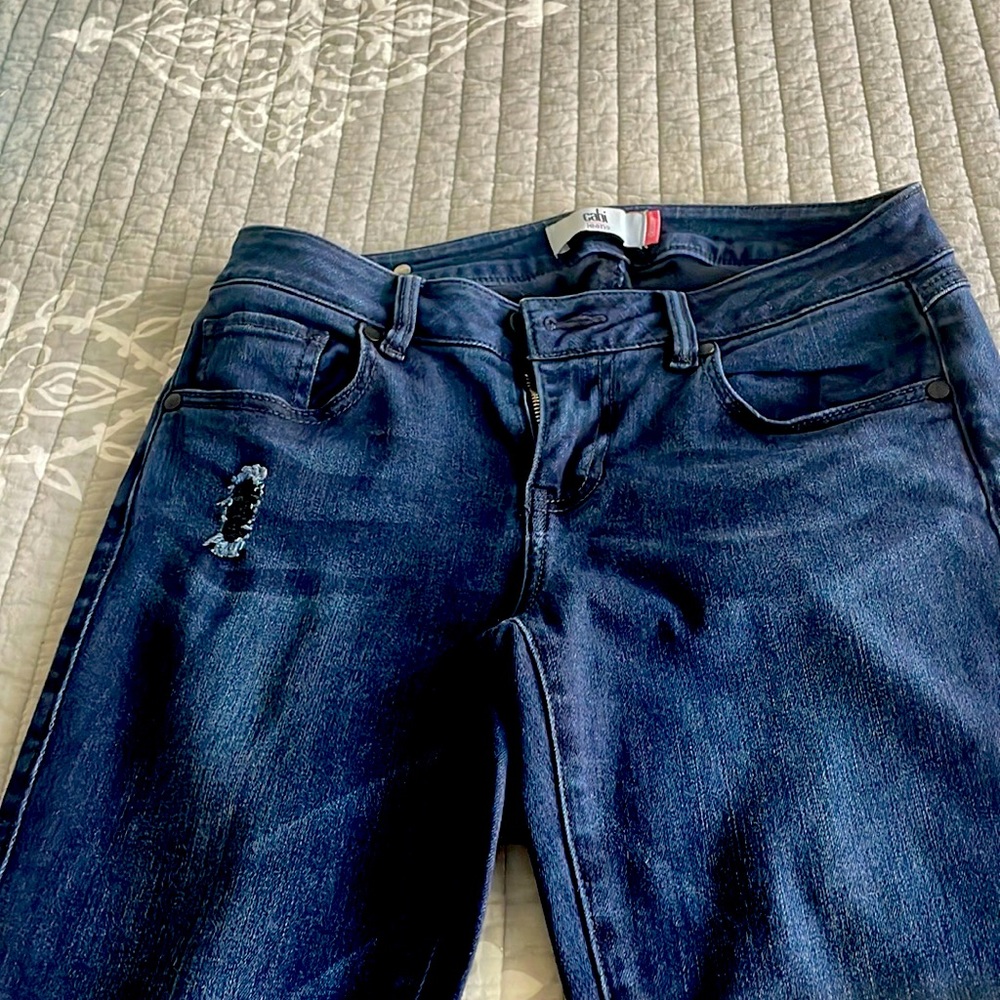 Euc CABI 4 Distressed Dark Wash Skinny Jeans lightly worn